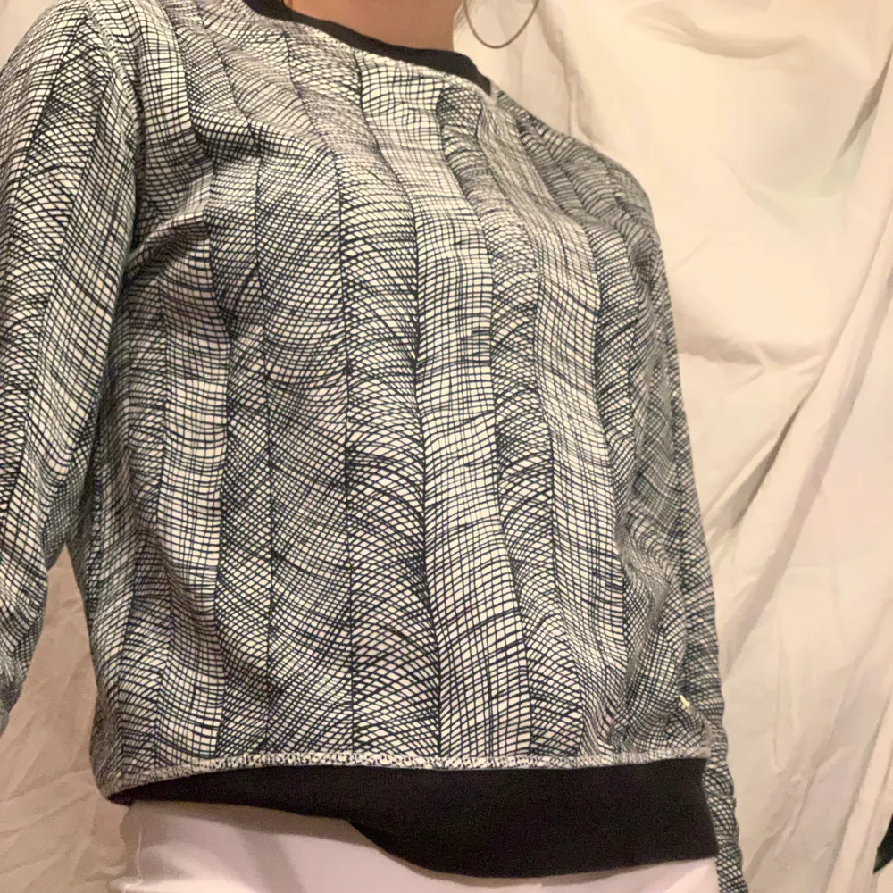 En kenzo sweatshirt i perfekt skick! Passar S och XS beroende på hur du vill den ska sitta :). Tröjor & Koftor.