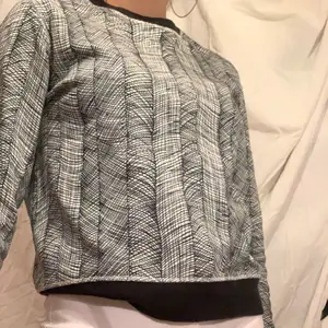 En kenzo sweatshirt i perfekt skick! Passar S och XS beroende på hur du vill den ska sitta :)