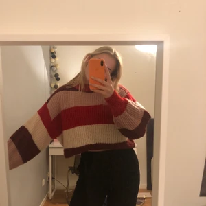 Stickad tröja från Monki - Stickad tröja från Monki som endast är använd ett fåtal gånger. Tröjan har balongärmar. Storlek S.