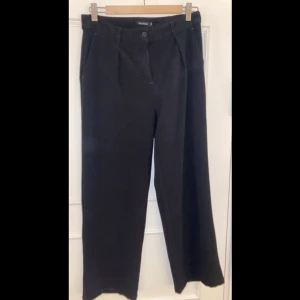 Utsvängda svart kostym byxor - storlek 38, kortare i benen