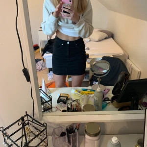 Fin svart kjol från zara - Jättefin kjol från zara som är väldigt lite använd. Är väldigt stretchig och skön men tyvärr har blivit för liten. 