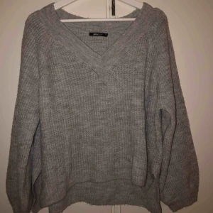  - En stickad grå oversize myströja, passar även till både storlek S och M. Aldrig använd. Frakt betalar köparen❣️