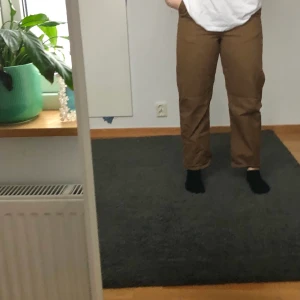 Brungröna jeans från HM - Brungröna jeans från HM med hög midja och sömmar i knäna. De är i nyskick och säljer de för att de aldrig kommer till användning. Köparen står för frakt.