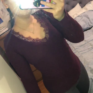 Långärmad spetsig topp - Använd ett få tal gånger. Jättefin stretchig topp i Strl M.