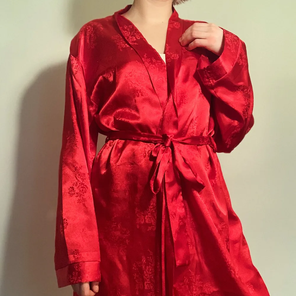 Röd kimono i polyester. Strl L/XL. Frakt 44kr.. Tröjor & Koftor.