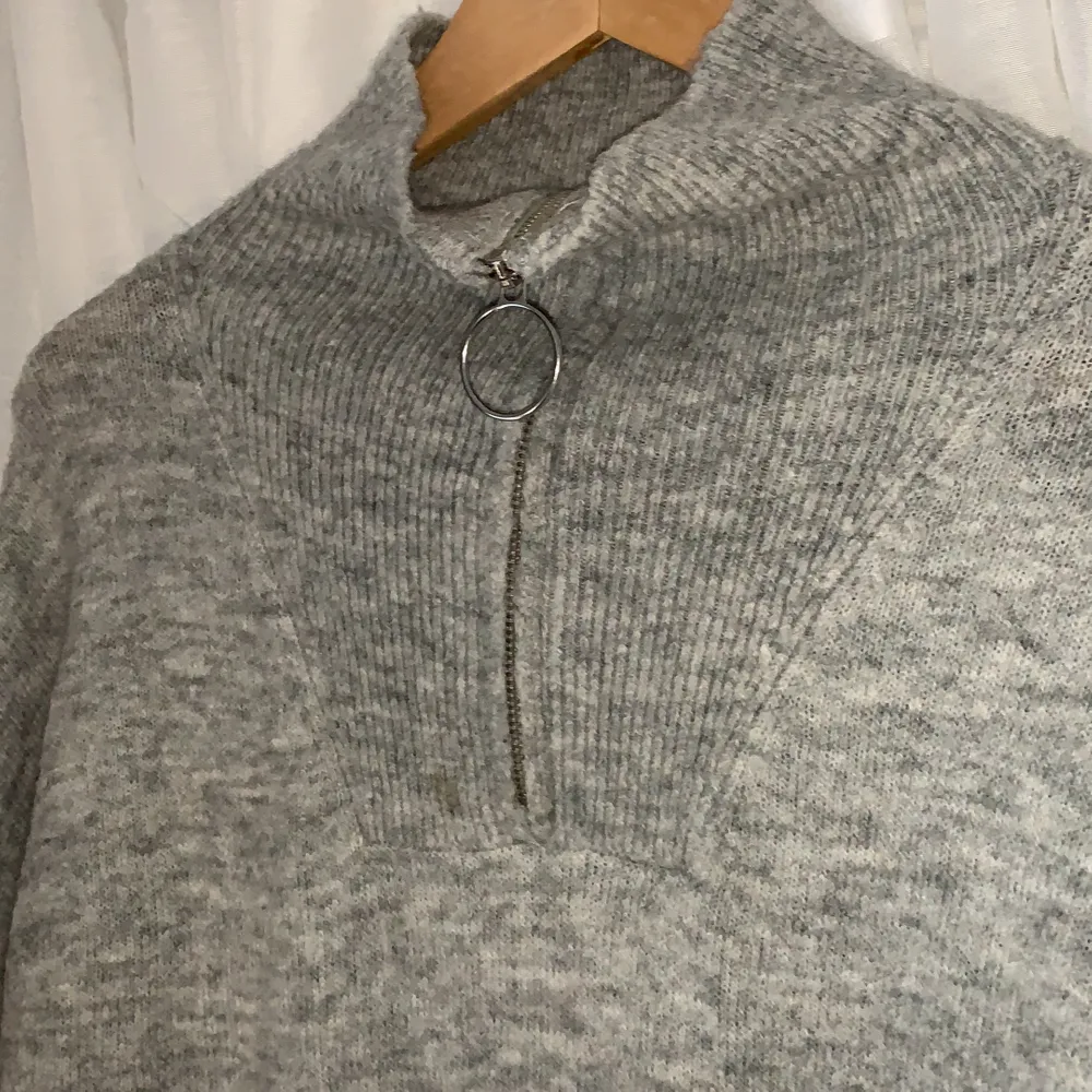 Säljer min gråa half zip tröja från H&M eftersom jag har en liknande och kommer inte till användning. . Tröjor & Koftor.