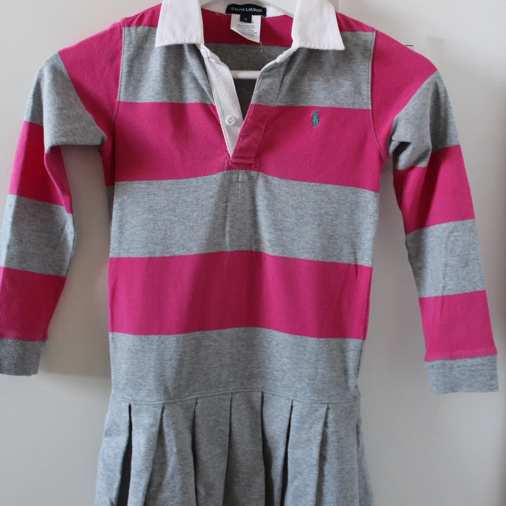 Väldigt fin skjortklänning från Ralph Lauren. Nästintill oanvänd. I barnstorlek: 5 years. Nypris: 1000 kr. Klänningar.