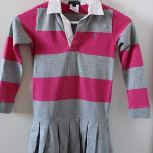 Väldigt fin skjortklänning från Ralph Lauren. Nästintill oanvänd. I barnstorlek: 5 years. Nypris: 1000 kr