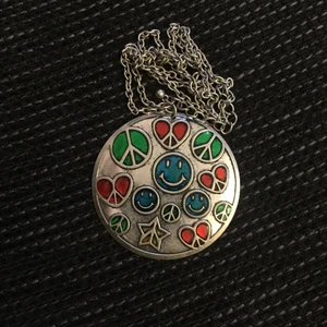 Smiley halsband - Cool smiley halsband med olika färger på. Dma för frågor eller mer bilder🌸