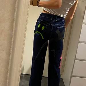 raka jeans med tryck  - helt oanvända jeans från asos ”collusion” strl W26 L32. bekväma höga i midjan, säljer för att få extra  plats i garderoben, skriv för fler detaljer eller frågor buda  