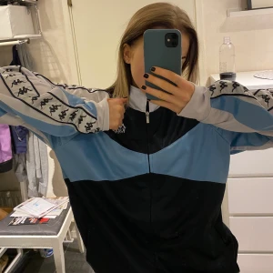 kappa zipper  - nästan oanvänd ziptröja från kappa, oversize på mig men strl L, väldigt bra skick, buda från utgångspris 