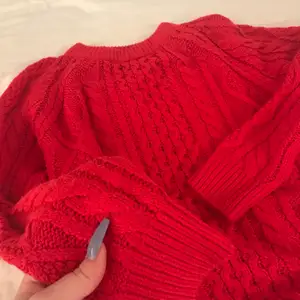 Röd tjockt stickad tröja i mycket skönt material, sitter ”löst” men skulle inte kategorisera den som over-sized. Mycket gott skick! Skriv privat för fler bilder/mer info ❣️