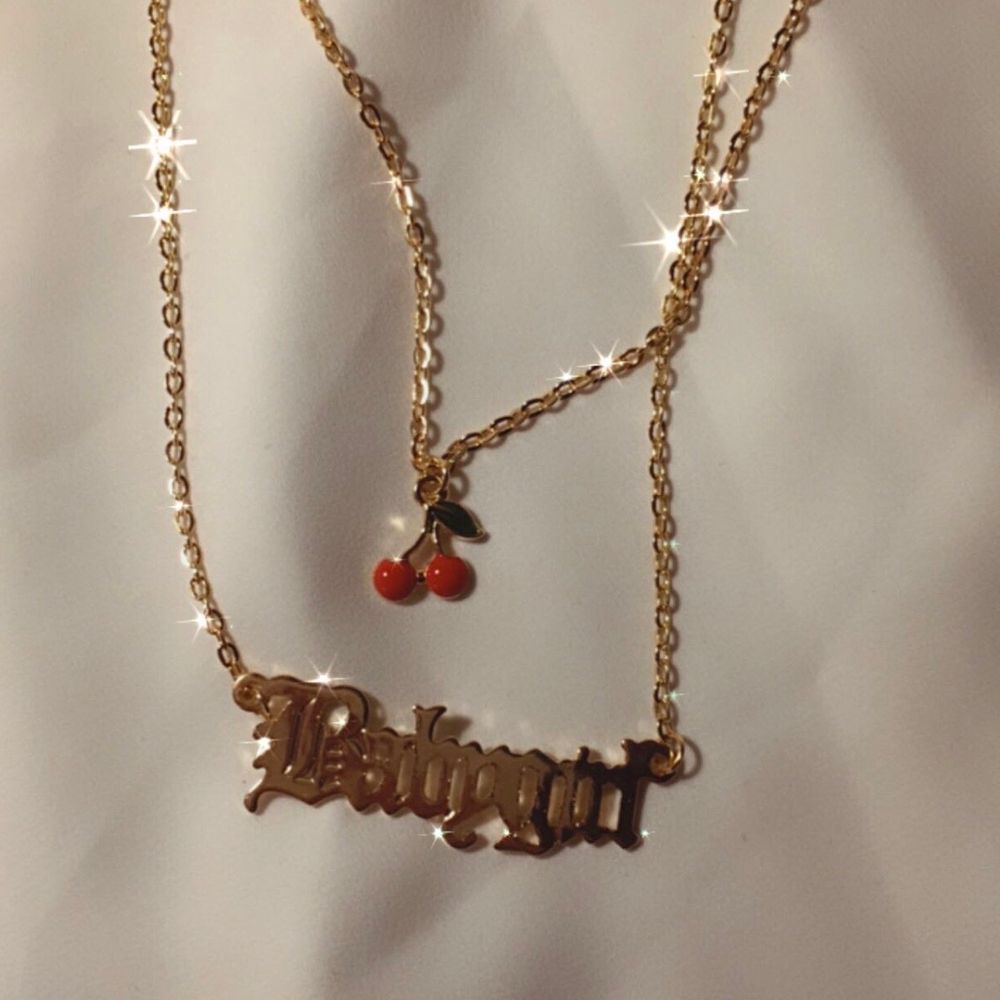 vårt ’babygirl’ halsband 🤍✨ 49:- + 11 kr frakt ♡ - hänge med text - guldfärgad kedja ca 45 cm - förlängning detta halsbandet är snyggt att matcha med något av våra andra halsband, till exempel körsbär. ♡ - beställning görs via celestesmycken.etsy.com - instagram @celestesmycken 🤍✨ ♡ #smycken #halsband #text #babygirl. Accessoarer.