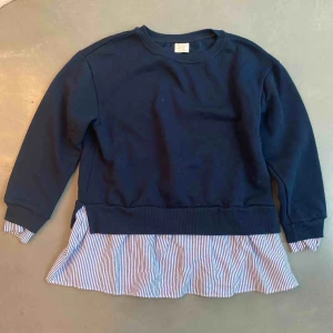  - Collegetröja men insydd skjorta under från Zara kids i storlek 9, 134 cm.