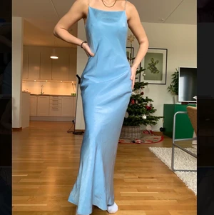 Ljusblå sidenklänning strl 36 - Äkta Ariella, ljusblå sidenklänning som inte kommer till användning. Klänningen är köpt vintage i London och är i mycket bra skick. 💘Köparen står för frakten men jag kan även möta upp i Lund💘 