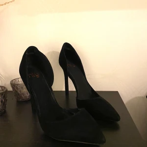 Klassiska svara klackar - Klackskor från NLY. Använda ett fåtal gånger, strl 38. Klackhöjd 8cm.