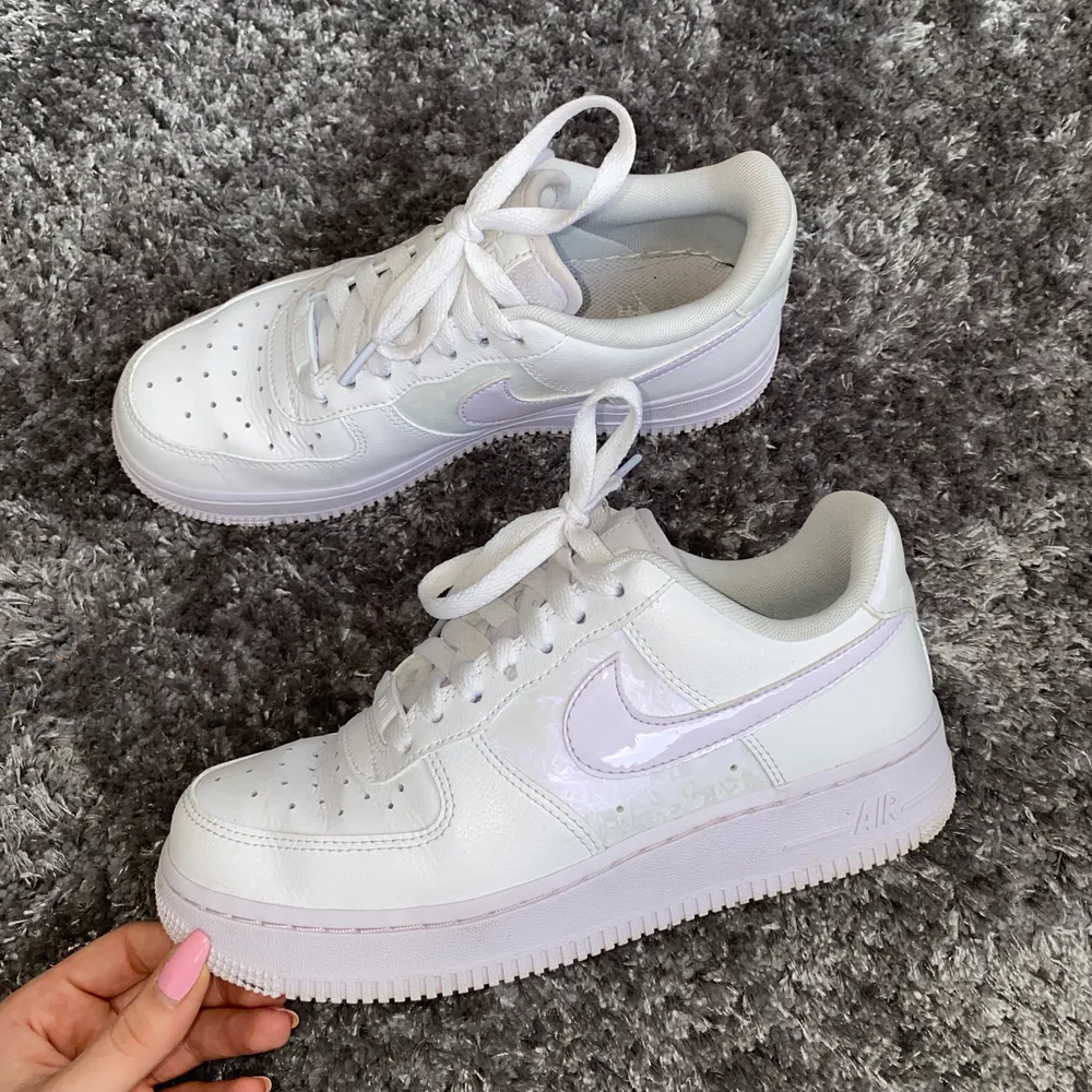 Nike air force 1 i pärlemorskimrande/ljuslila. Endast använda ett fåtal gånger så i princip nyskick, några få fläckar men inget märkbart. Vid flera intresserade är det högst bud som vinner.. Skor.