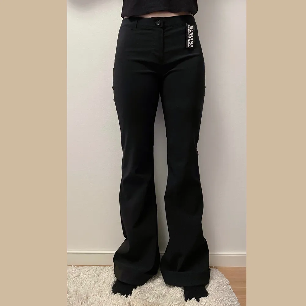 nyinköpta kostymbyxor i bootcut men som inte har används. visas på en som vanligtvis bär S och är 173 cm lång. märkt som storlek 40 men motsvarar XS-S. långa ben. lågmidjade. stretchiga. . Jeans & Byxor.