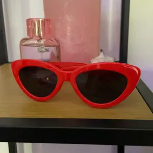 Röda cat eye glasögon som är trendiga just nu