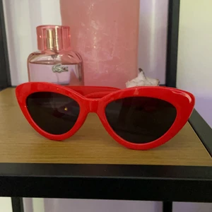 Trendiga glasögon - Röda cat eye glasögon som är trendiga just nu