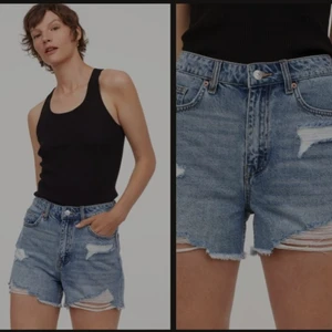 Jeans shorts  - Blåa Destressed vintage jeanshorts har även ett par svarta till försäljning. Bra skick. Knappar istället för gylf.