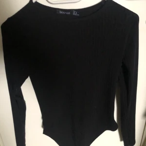 Ribbad body 34 - Svart ribbad body. Fint skick. 