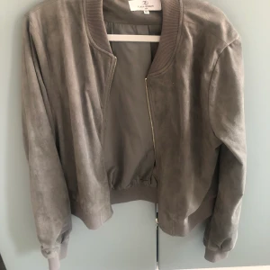 Fejk mocka jacka i bombermodell - Jackan är grönare än på bilderna