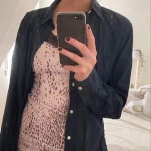 basic skjorta👔👕 - säljer denna mörkblå lite över sized skjorta! aldirg använd. men köpt långt tillbaka i tiderna!!! FRAKTEN INGÅR I PRISET! själva skjortan kostar 60kr!!