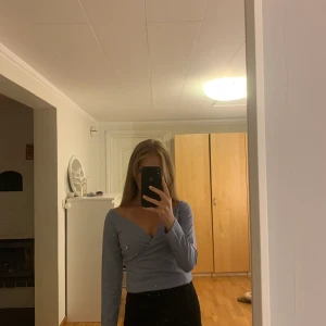 Tröja NA-KD - Köpt men prislapp är kvar för den är aldrig använd. Lite för stor för mig, den är i storlek M. Sitter ändå ganska tight för en M. Pris 60kr+frakt.