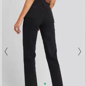 Superfina raka jeans från NAKD. Helt oanvända pga att de är lite för korta på mig som är 175cm! 🤍🤍frakt tillkommer inte