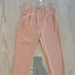 Pastell rosa ”kostym” byxor, ganska slappa byxor, fickorna är fejk, aldrig använt, original pris 399