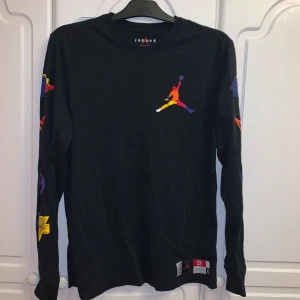 Air Jordan långärmad tröja - Asball långärmad Air Jordan tröja, köpt på Footlocker i Stockholm, går ej att köpa längre så passa på! Storlek M men passar XS-M beroende på hur du vill att den ska sitta. Buda gärna i kommentarerna 💖 köparen står för frakt på 44kr 