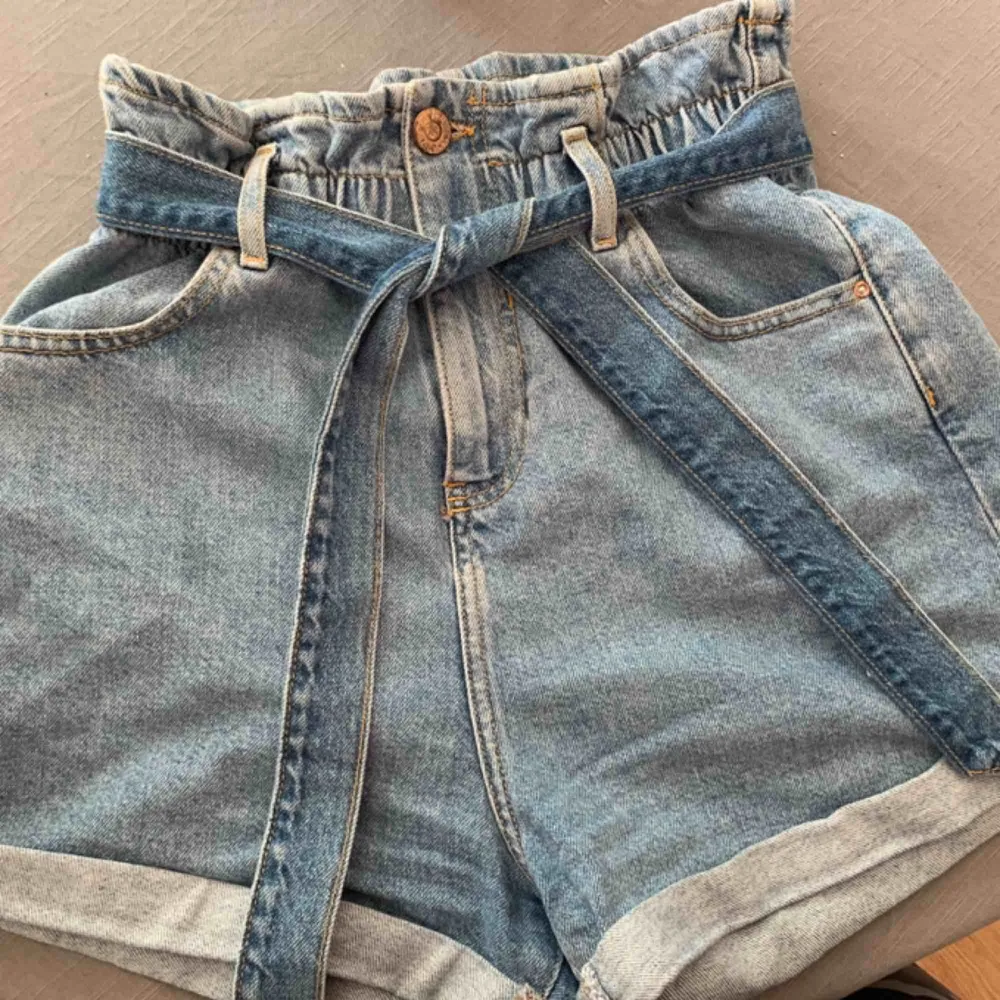 Ljusblå jeansshorts med paperbag waist från River Island Storlek 10  . Shorts.