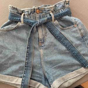 Ljusblå jeansshorts med paperbag waist från River Island Storlek 10  