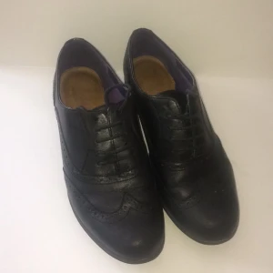 Svarta läder Brogues från Clarks - De är använda men i mycket fint skick, utan anmärkningar. De har mjuka ”inlägg” som gör de extra sköna. Priset är inklusive frakt, skickas med postens lätt spårvagn 63kr alt. Hämtas på Södermalm.