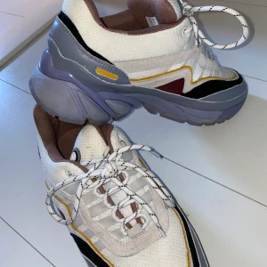 Axel arigato strl 43 - Axel arigato skor, strl 43. Nyskick, använda ca 4 gånger. Nypris ca 1900, frakt tillkommer