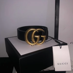 Gucci bälte - Gucci bälte beställd från Farfetch för 3400kr. Storlek 80, men går självklart göra fler hål, inga skador. Kan skicka (köparen står för frakten)