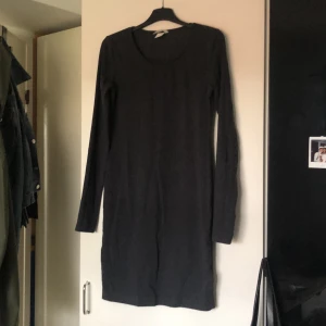 Mörkgrå klänning  - Klänning från hm använd 1 gång, säljes pga den är för liten. Basic modell, pris kan diskuteras, köpare står för frakt ( måste bort annars skänks den )