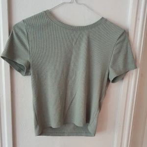 Mintfärgad croptop - Mint/blå/grön croptop från Gina Tricot ⭐ Inte särskilt använd, i bra skick! Sitter tight, men är inte obekväm då den är stretchig 🥰 Storlek S. Smått ribbad. Säljs då den inte används. Kontakta vid frågor/intresse 💜 frakt inräknad