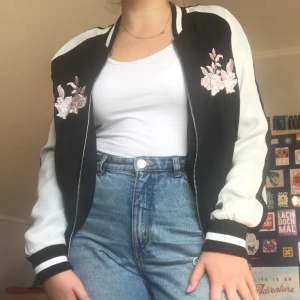 Tunn jacka - Tunn vår/sommarjacka. Blombroderier över bröstet. Storlek 40 men skulle säga att den är närmare 36/38.