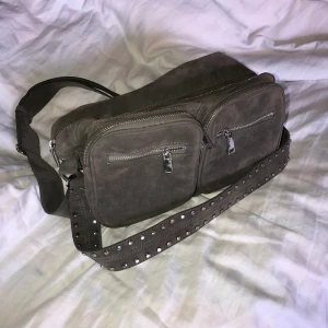 Noella väska  - En fin väska från noella i grå mocka. Använd fåtal gånger i fint skick. Köparen betalar för frakten 🌸