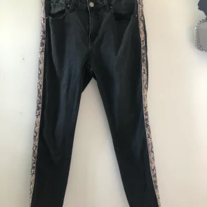 Jeans - Jeans med en liten ormskinns detalj på sidan, köpare står för frakt!♡