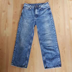 Monki jeans i storlek 27 som är i fint skick, de är är raka och lite kortare. Frakt tillkommer.