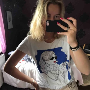 T-shirt med tryck  - ascool t-shirt från zara, jag har klippt av mudden på ärmar och runt halsen då jag tyckte det blev snyggare🤩 köparen står för frakten (44kr) 