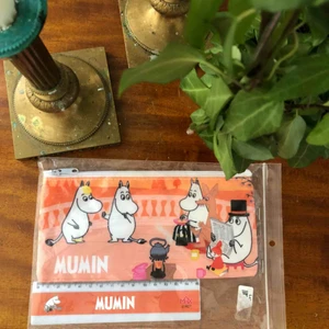  - Jättesöt orange Mumin-pennfodral samt linjal, perfekt inför back-2-school :-) 