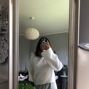 Vit stickad med stora armar  - Superfin stickad tröja som aldrig är använd. Går ner till naveln ungefär och har stora armar. 