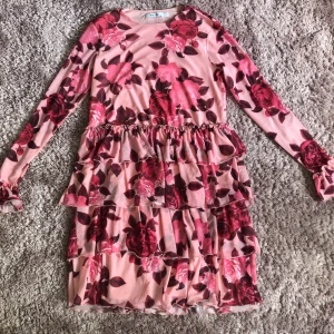 Sommrig klänning - Helt oanvänd klänning från NA-KD. Mesh över armarna med resor vid handleden.