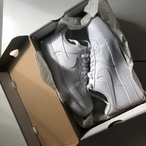 Nike Air Force  - Säljer dessa skor då dem tyvärr är för små för mig. De är endast prövade annars helt oanvända. Köparen står för frakten, kan eventuellt mötas upp i Stockholm annars! 