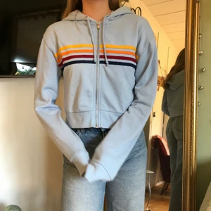 Croppad hoodie✨🦋 - En jättefin ljusblå croppad hoodie med förgdetaljer. 💗✨Den är i ett jättebra skick då den är använd ett fåtal ggr pga jag har många andra hoodies.🦋🦋🦋. Ställ gärna frågor vid behov💗💗💗