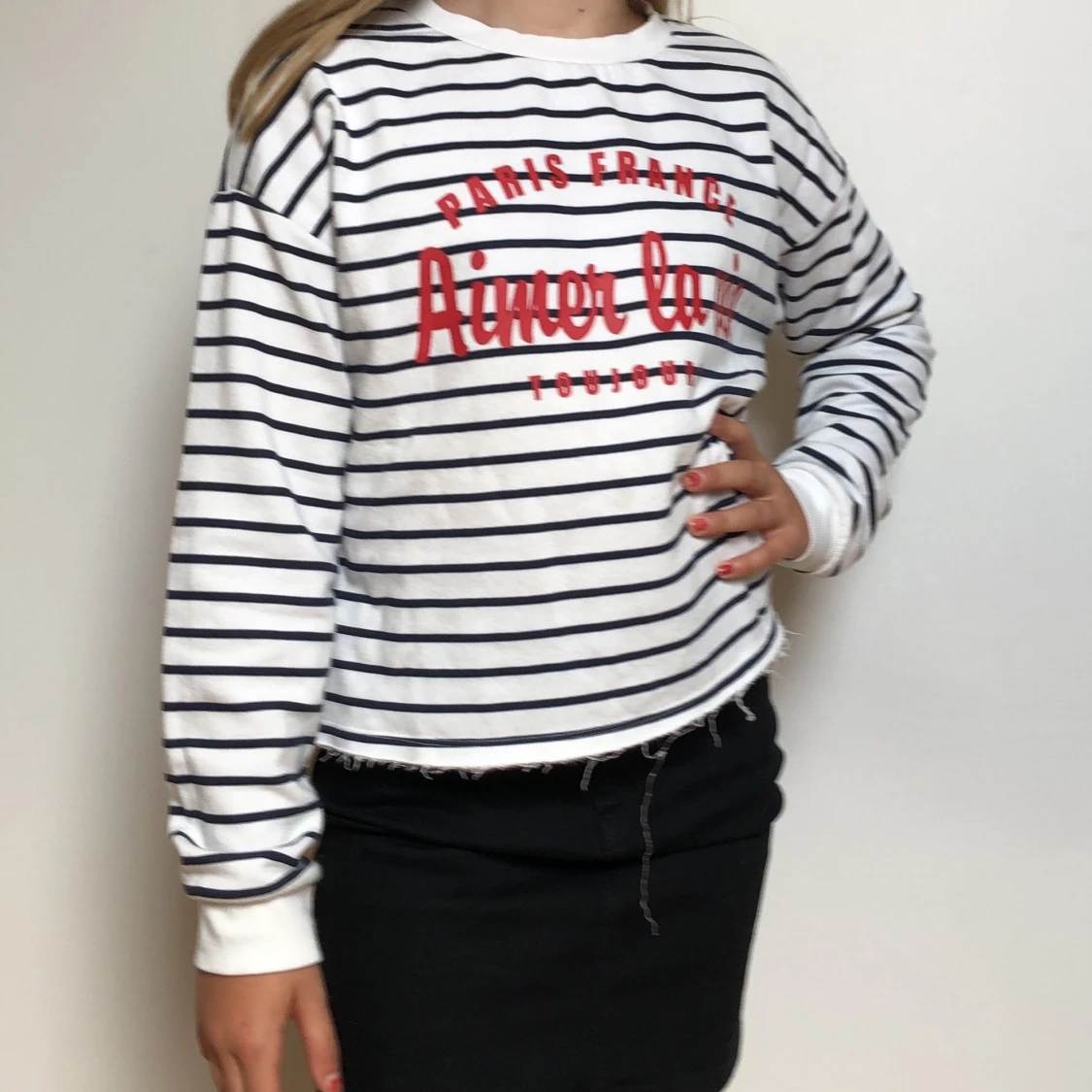 Svart och vit långärmad med röd text på